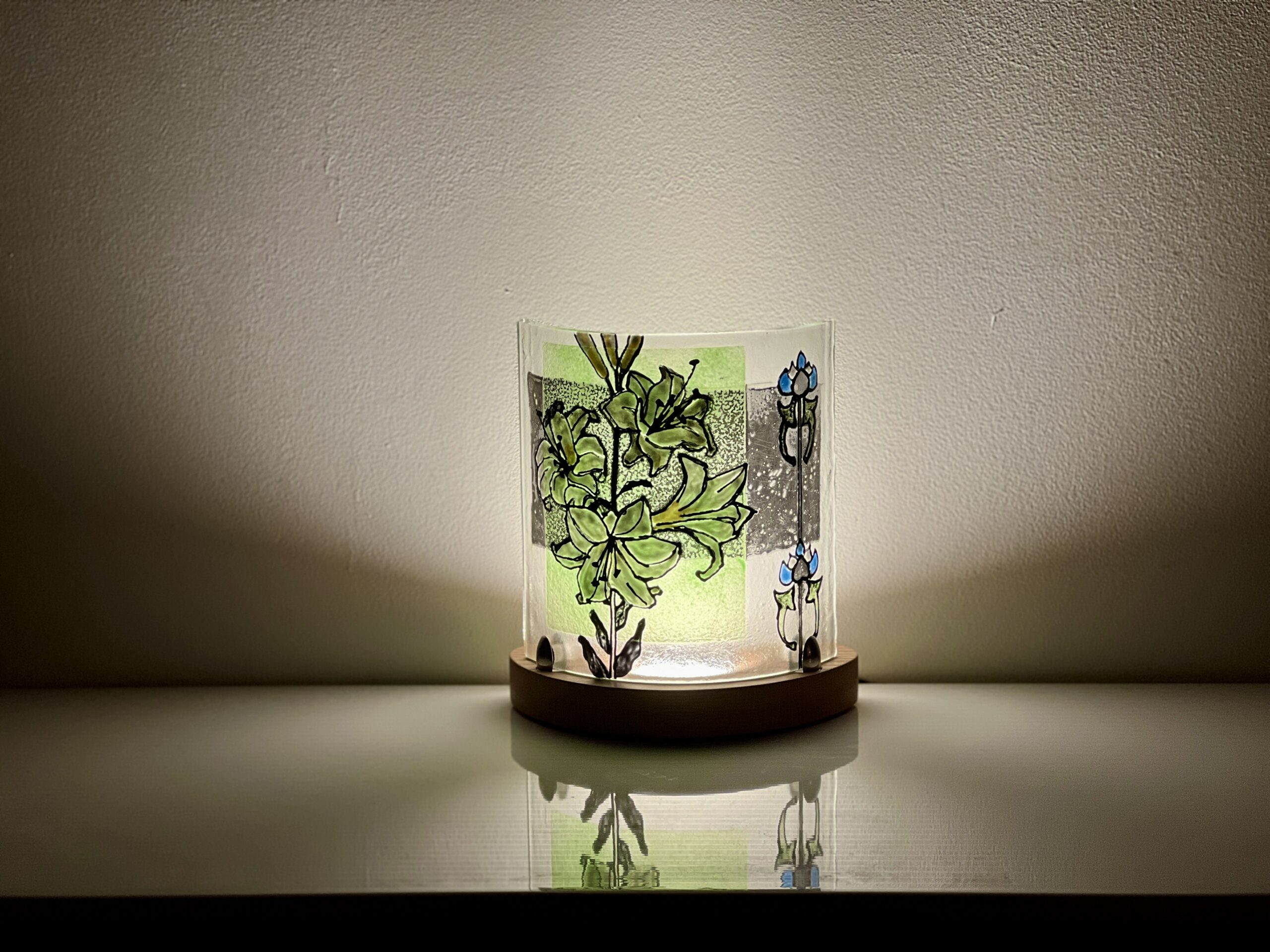 White Lilies Table Light - Image 3